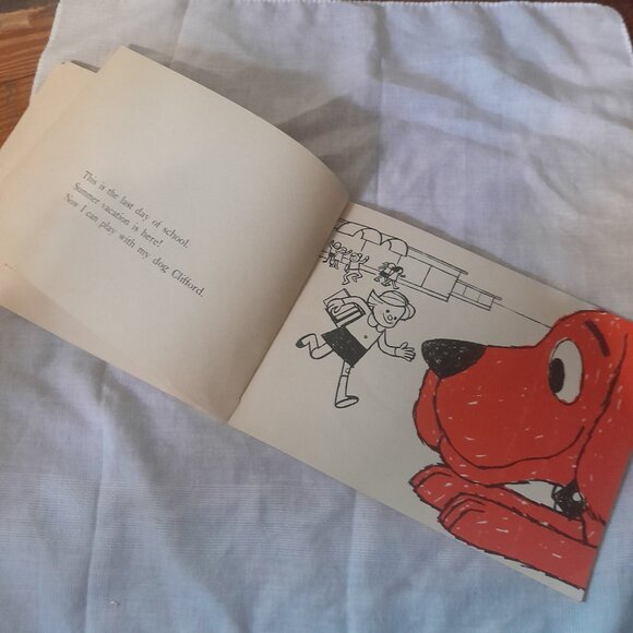 Vintage 1966 Scholastic Paperback Edition of Clifford Takes a Trip - Picture 4 of 5
